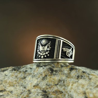 Siyah arka planda gümüş adam yüzüğü.