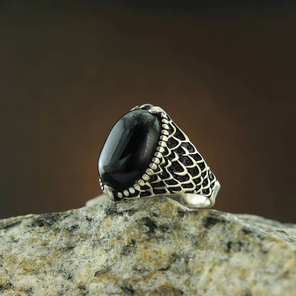 Anello Uomo Argento Decorato Sfondo Nero — Foto Stock