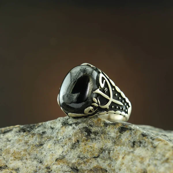 Bague Homme Argent Motifs Sur Fond Noir — Photo