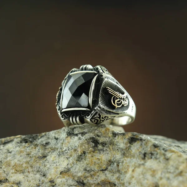 Bague Homme Argent Motifs Sur Fond Noir — Photo