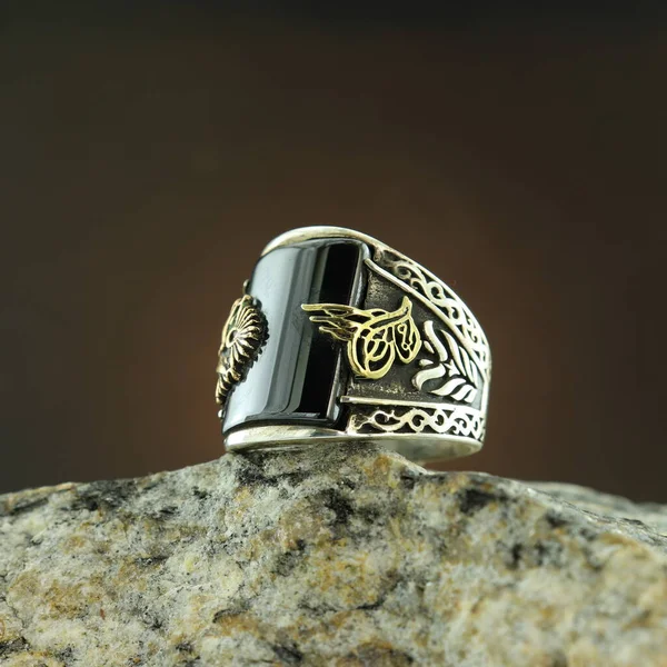 Bague Homme Argent Motifs Sur Fond Noir — Photo