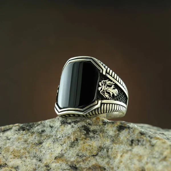 Bague Homme Argent Motifs Sur Fond Noir — Photo