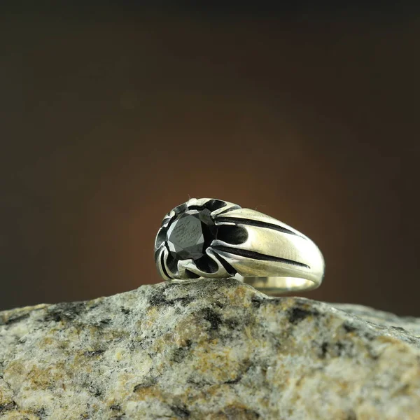Mintás Ezüst Férfi Gyűrű Fekete Háttér — Stock Fotó