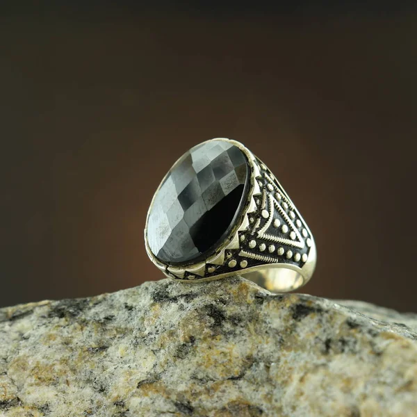 Anillo Estampado Para Hombre Plateado Sobre Fondo Negro —  Fotos de Stock