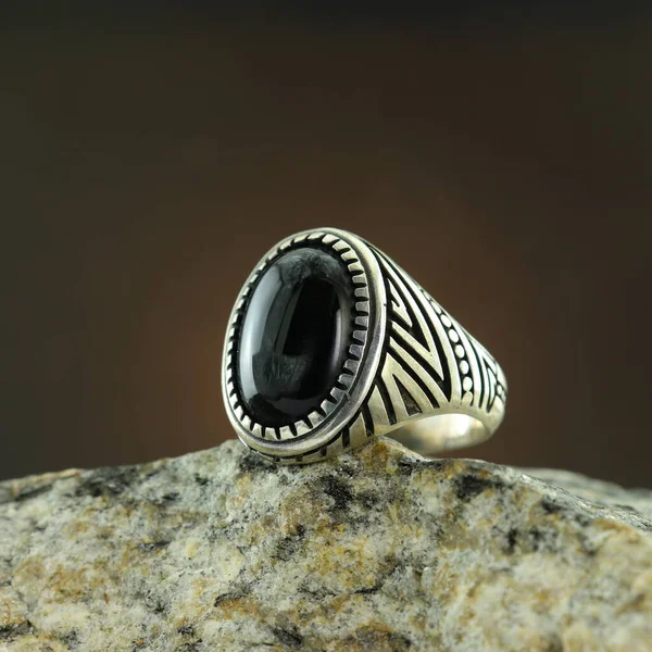 Bague Homme Argent Motifs Sur Fond Noir — Photo