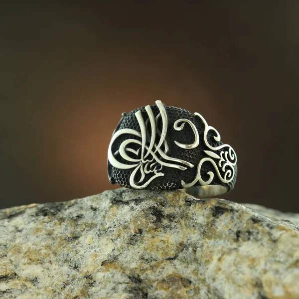 Anello Uomo Argento Decorato Sfondo Nero — Foto Stock