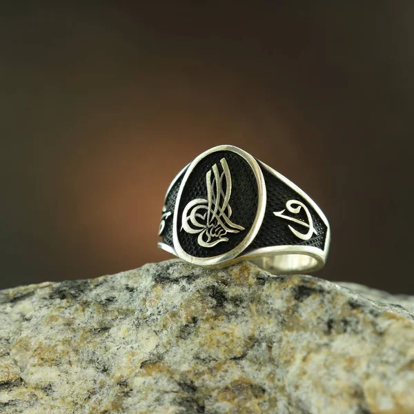 Bague Homme Argent Motifs Sur Fond Noir — Photo