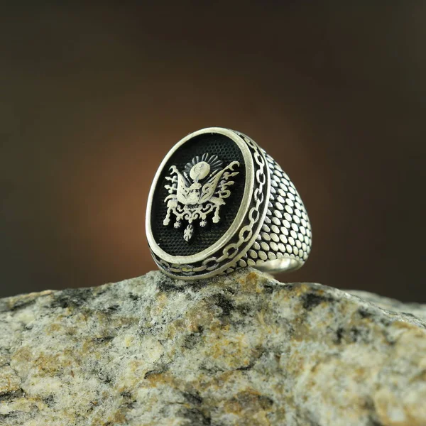 Bague Homme Argent Motifs Sur Fond Noir — Photo