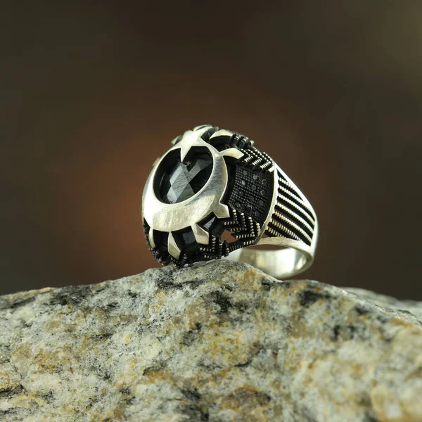 Bague Homme Argent Motifs Sur Fond Noir — Photo