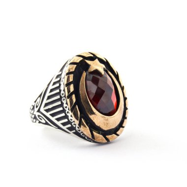 Taş, beyaz arka planda insanların gümüş yüzüklerini işledi.