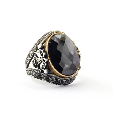 Taş, beyaz arka planda insanların gümüş yüzüklerini işledi.