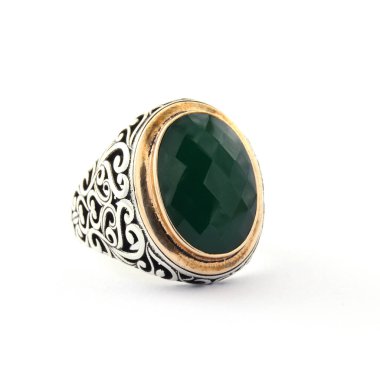 Taş, beyaz arka planda insanların gümüş yüzüklerini işledi.