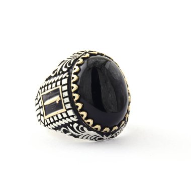 Taş, beyaz arka planda insanların gümüş yüzüklerini işledi.