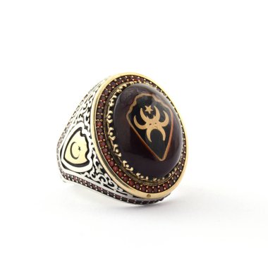 Taş, beyaz arka planda insanların gümüş yüzüklerini işledi.