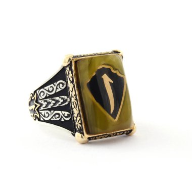 Taş, beyaz arka planda insanların gümüş yüzüklerini işledi.