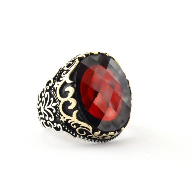 Taş, beyaz arka planda insanların gümüş yüzüklerini işledi.