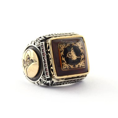 Taş, beyaz arka planda insanların gümüş yüzüklerini işledi.