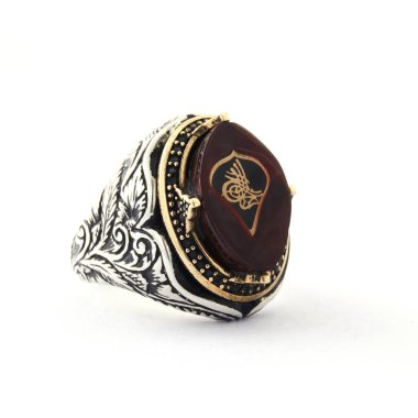 Taş, beyaz arka planda insanların gümüş yüzüklerini işledi.