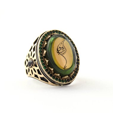 Taş, beyaz arka planda insanların gümüş yüzüklerini işledi.