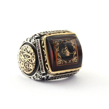 Taş, beyaz arka planda insanların gümüş yüzüklerini işledi.