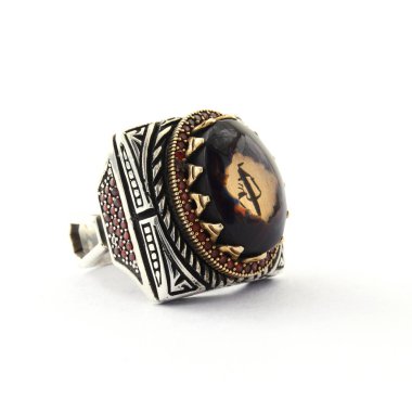 Taş, beyaz arka planda insanların gümüş yüzüklerini işledi.