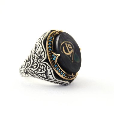 Taş, beyaz arka planda insanların gümüş yüzüklerini işledi.