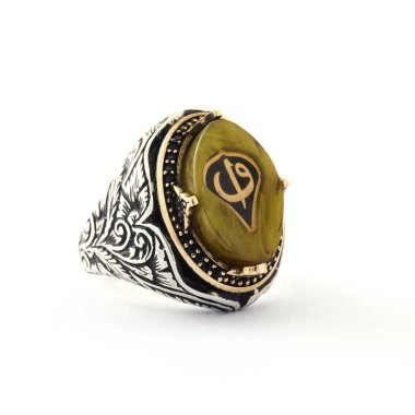 Taş, beyaz arka planda insanların gümüş yüzüklerini işledi.