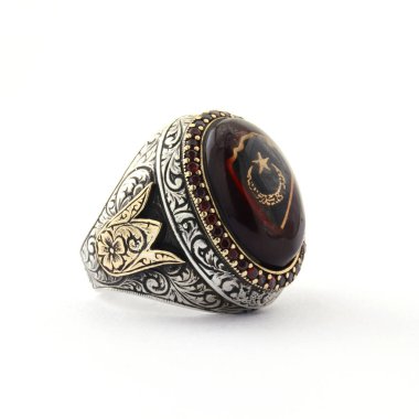 Taş, beyaz arka planda insanların gümüş yüzüklerini işledi.