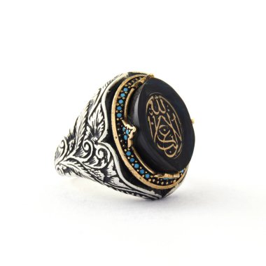 Taş, beyaz arka planda insanların gümüş yüzüklerini işledi.