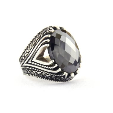 Taş, beyaz arka planda insanların gümüş yüzüklerini işledi.