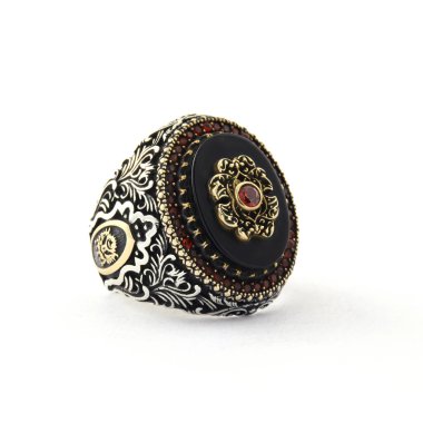 Taş, beyaz arka planda insanların gümüş yüzüklerini işledi.