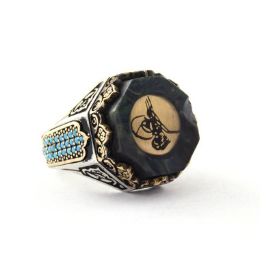 Taş, beyaz arka planda insanların gümüş yüzüklerini işledi.