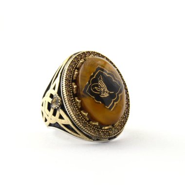 Taş, beyaz arka planda insanların gümüş yüzüklerini işledi.