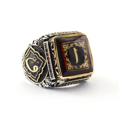 Taş, beyaz arka planda insanların gümüş yüzüklerini işledi.