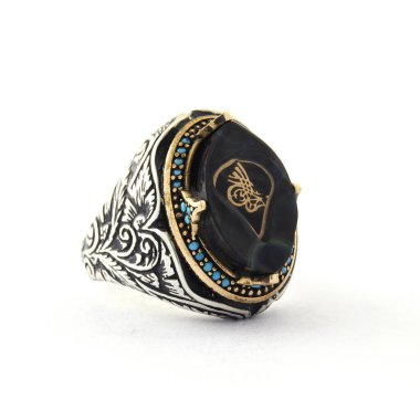 Taş, beyaz arka planda insanların gümüş yüzüklerini işledi.