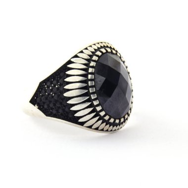 Taş, beyaz arka planda insanların gümüş yüzüklerini işledi.