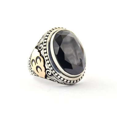 Taş, beyaz arka planda insanların gümüş yüzüklerini işledi.