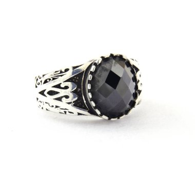 Taş, beyaz arka planda insanların gümüş yüzüklerini işledi.