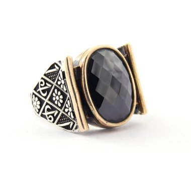 Taş, beyaz arka planda insanların gümüş yüzüklerini işledi.