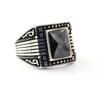 Taş, beyaz arka planda insanların gümüş yüzüklerini işledi.