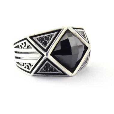 Taş, beyaz arka planda insanların gümüş yüzüklerini işledi.