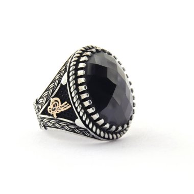 Taş, beyaz arka planda insanların gümüş yüzüklerini işledi.