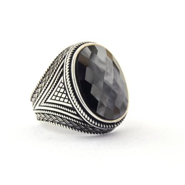 Taş, beyaz arka planda insanların gümüş yüzüklerini işledi.