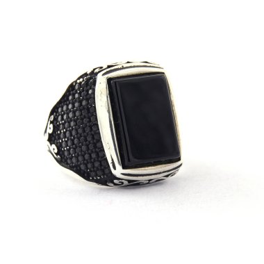 Taş, beyaz arka planda insanların gümüş yüzüklerini işledi.