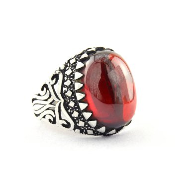 Taş, beyaz arka planda insanların gümüş yüzüklerini işledi.