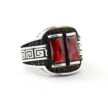 Taş, beyaz arka planda insanların gümüş yüzüklerini işledi.