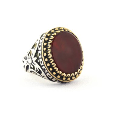 Taş, beyaz arka planda insanların gümüş yüzüklerini işledi.