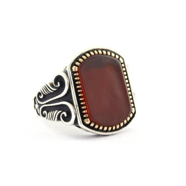 Taş, beyaz arka planda insanların gümüş yüzüklerini işledi.