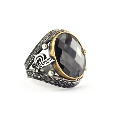 Taş, beyaz arka planda insanların gümüş yüzüklerini işledi.