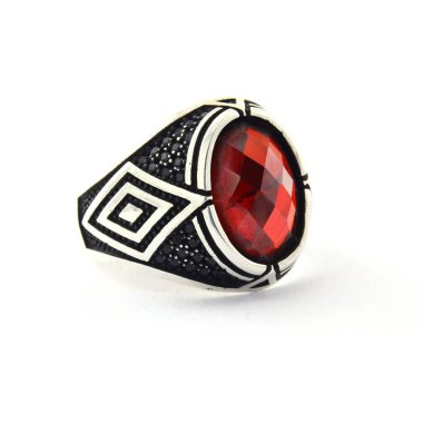 Taş, beyaz arka planda insanların gümüş yüzüklerini işledi.